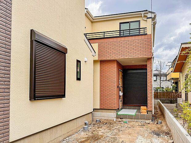 【外観】家族の温かさと陽光の暖かさ、楽しい毎日と明るい未来を予感させる「空間が織り成すひとつ先の住み心地」を演出します。
