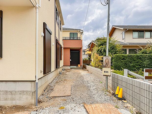 【外観】堂々たる趣ながら、主張し過ぎずどこか余裕を感じさせるシャープなフォルムで佇む邸宅は、晴天の空と照らし合わせる事で、本来あるべき完成形の姿を見せてくれます。