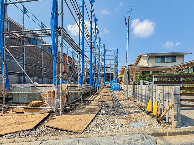 【駐車場】毎日の生活にマイカーが必須という方は、購入を検討する際、駐車場があることは大事な条件です。毎日の通勤や家族の送迎、買い物やお出かけなどクルマのある暮らしを満喫したい方は要チェック。…