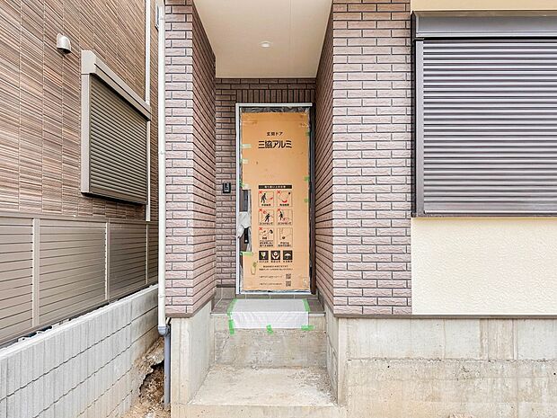 【玄関】家の顔となる玄関は、高いデザイン性が求められます。高級感と断熱性、防犯性に優れた玄関ドアを標準装備。ピッキング対策のセキュリティサムターン等、防犯に考慮しました。