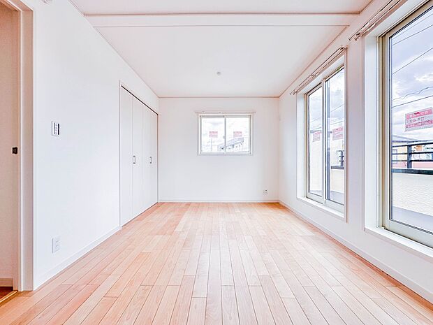 【子供部屋】お子様のお部屋にぴったりなクロークを備えたフローリング仕様の洋室です。
