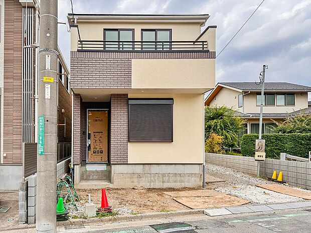 【外観】堂々たる趣ながら、主張し過ぎずどこか余裕を感じさせるシャープなフォルムで佇む邸宅は、晴天の空と照らし合わせる事で、本来あるべき完成形の姿を見せてくれます。