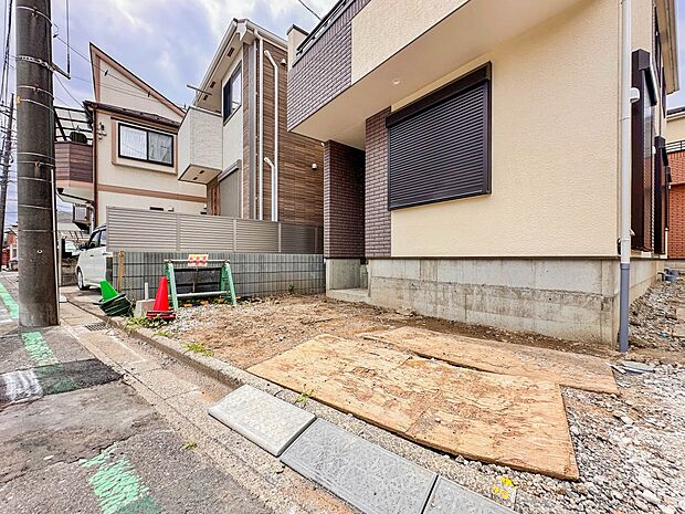 【駐車場】毎日の生活にマイカーが必須という方は、購入を検討する際、駐車場があることは大事な条件です。毎日の通勤や家族の送迎、買い物やお出かけなどクルマのある暮らしを満喫したい方は要チェック。…