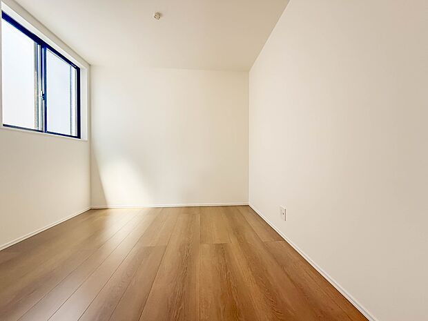 3号棟【洋室4.85帖】昨今のトレンドになりつつあるのが、広過ぎず、快適すぎない子ども部屋。勉強と寝るだけの部屋にすることで閉じこもりがなくなり、リビングで過ごす時間が増えると言われていま…