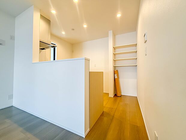 3号棟【パントリー(食料庫)】 常温保存できるパン、お米、調味料、缶詰など、日常的に使うものや未開封の食品の収納にぴったり。棚にものを並べて収納すれば、何が足りないのかひと目で確認できます…