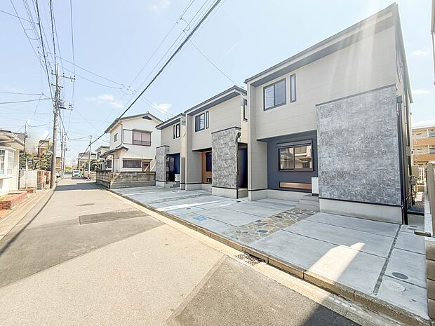 3号棟【前面道路4.4M】前面道路はゆとりの5M幅。 駐車もしやすく、開放感あふれる新築邸宅。整然とした街並みに映える美しい佇まいです。