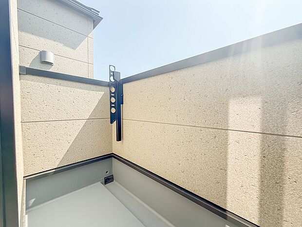 3号棟【バルコニー】バルコニーに自分のこだわりをもたせる。120%自由自在のバルコニー。もちろんお洗濯物を干す、ゴミを一時保管するなどもおまかせください。バルコニーを多目的スペースとして考え…