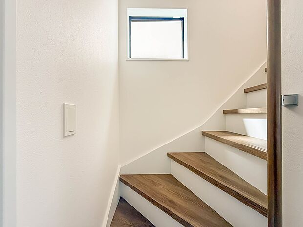 3号棟【手すり付階段】手すりがないと階段の昇り降りで危険なことはもちろん、壁に手をつきながら歩くことで壁紙が汚れやすくなります。すべての方に快適に昇り降りしていただくため、手すりを設置しまし…