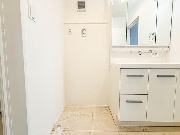 3号棟【ランドリースペース】毎日使う洗濯機。しっかりと奥行きのある置き場が確保されています。