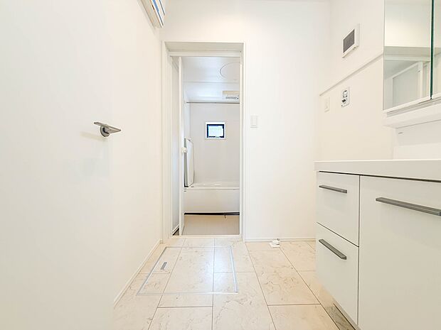 3号棟【脱衣所】洗面所は小さなプライベートスペース。歯磨き、洗顔と毎日施す個人空間。