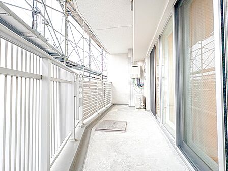 【バルコニー】バルコニーから差し込む陽光・通風は、住環境・快適性と共に有り続ける貴重な「財産」です。