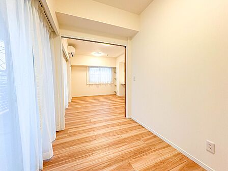 【洋室4.5帖】シンプルにデザインされた室内。家具やレイアウトでお好みの空間に。