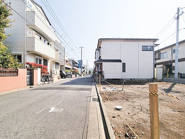 【前面道路】車の通行が少ないので、静かな住環境を維持することができます。