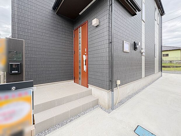【玄関】こちらの物件が少しでも気になるようでしたら、お気軽にお問合せください。人生でいちばん大きなお買い物ですので、ゆっくりご見学ください。ネット上の画像と実際の見学では、リアル感がまるで違…
