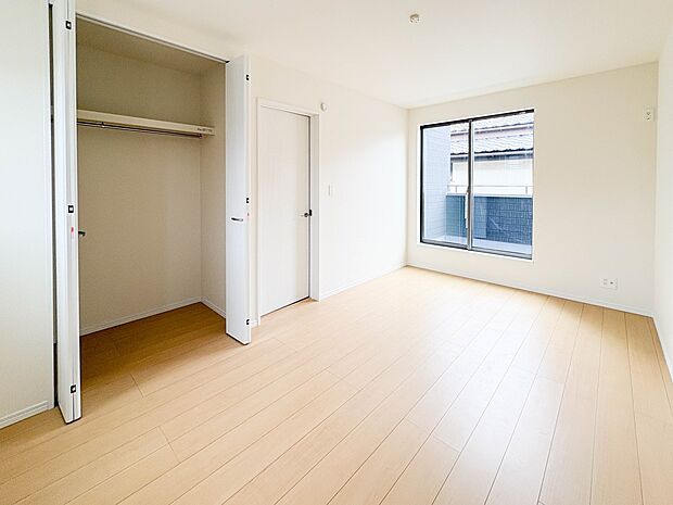【収納】壁面クローゼットのメリットは、衣類が横一列に並ぶためひと目で洋服が選びやすいこと。衣類をたくさんお持ちの方も、限られたスペース内に無理なく収納することができます。