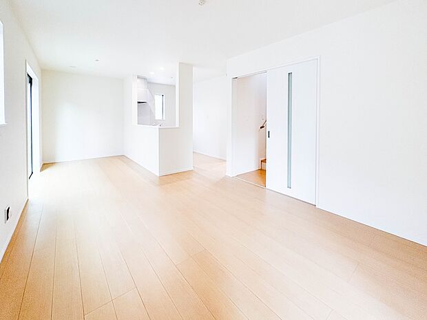 【リビングダイニング】シンプルなデザインの家は風情がある。住む人のこだわりを感じる。外観も内装もいたってシンプル。居心地がよく、家事や趣味、子育てなどにも集中できる。家も人間も熟成するほどシ…