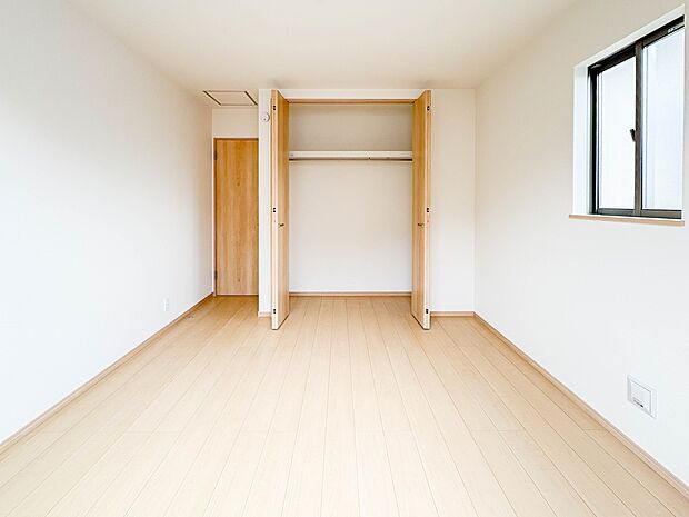 【子供部屋】お子様のお部屋にぴったりなクロークを備えたフローリング仕様の洋室です。