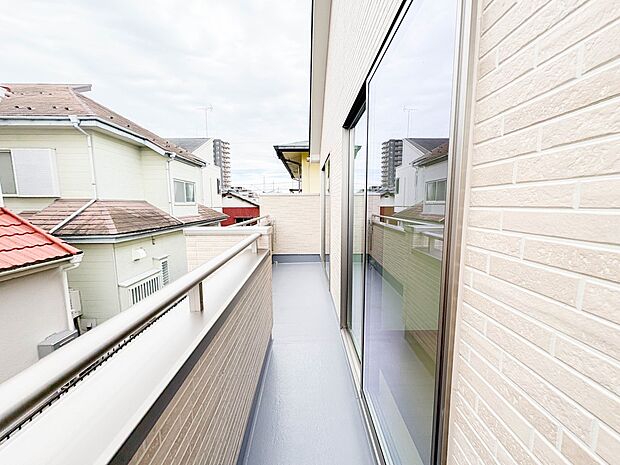 【バルコニー】澄み切った青空と、心地良い風を感じるワイドバルコニー。