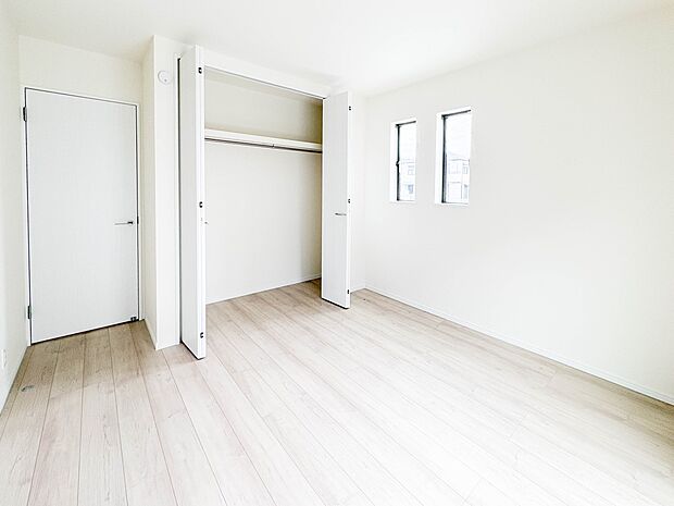 【収納】各部屋を最大限に広く使って頂ける様、全居住スペースに収納付。プライベートルームはゆったりと快適に。