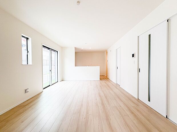 【リビングダイニング】シンプルなデザインの家は風情がある。住む人のこだわりを感じる。外観も内装もいたってシンプル。居心地がよく、家事や趣味、子育てなどにも集中できる。家も人間も熟成するほどシ…