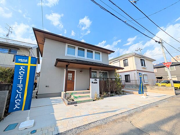 上質感漂う玄関へのアプローチ。居住者の帰り、訪れる方を優しく迎える・安らぎに満ちた生活空間を予感させる。健やかな暮らしを楽しめそう。
