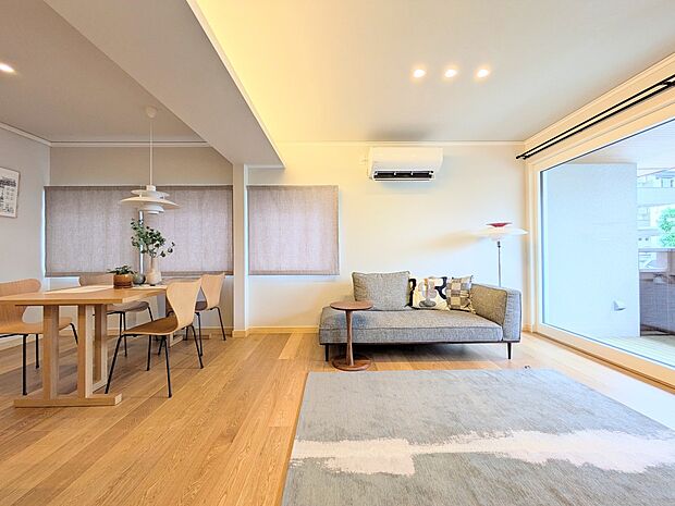 【リビング】うららかな陽射しがどのお部屋にも降り注ぎますように、快適さを追求した間取設計。得難い立地環境での生活を恵みの豊かな永住の地へと変えてくれます。