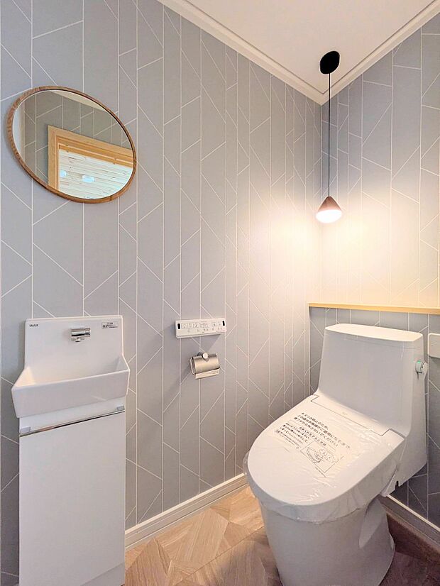 【トイレ】トイレはほどよい空間。居心地のよいスペースといえます。落ち着き、ホッとでき、我にかえる場所。トイレは自分をみつめる場所でもあるのです。