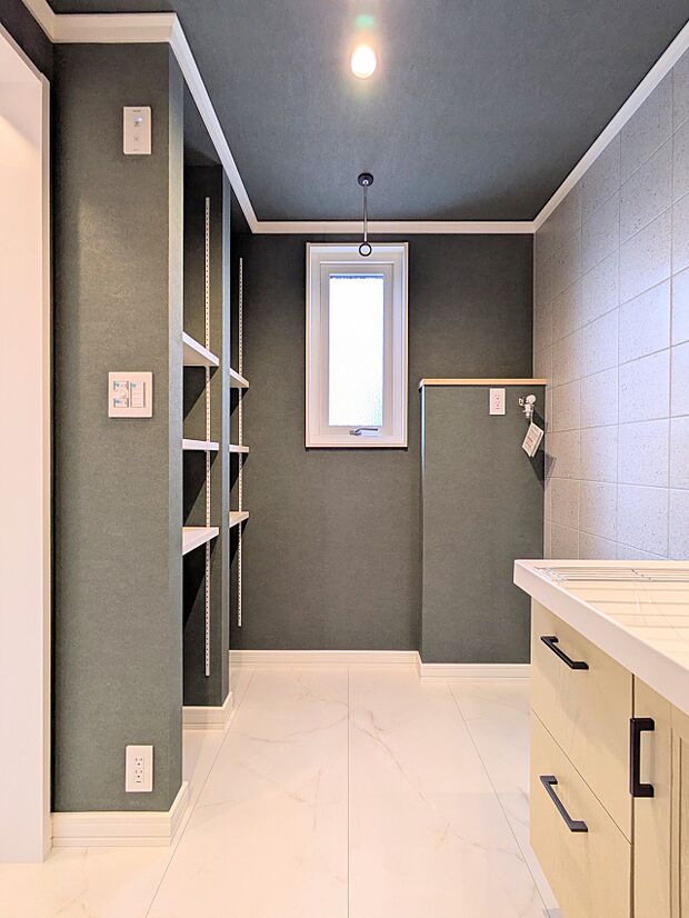 【洗面台】洗面所は小さなプライベートスペース。歯磨き、洗顔と毎日施す個人空間。小窓も設置して、熱気などを開放して、爽やかなスペースになるように設計されています。