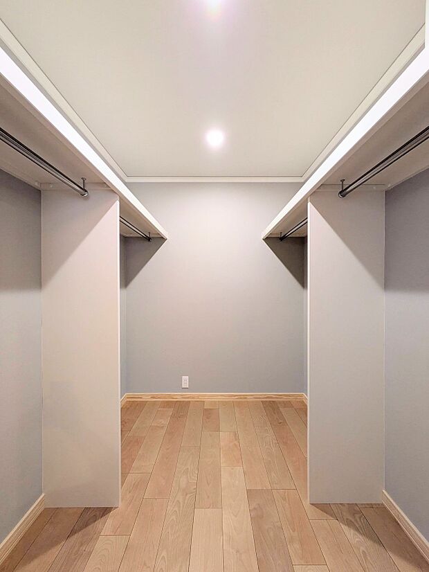 【WIC】各所に配置された収納スペースは、洋服や小物はもちろんのこと、掃除機や日用予備品・お子様のおもちゃなど様々な物を収納して頂ける便利なスペースです。