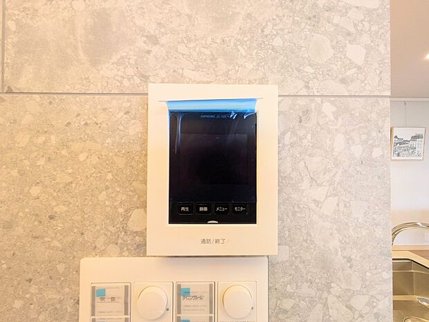 【TVモニター付インターホン】来訪者の様子を室内TVモニターでチェック。対応したくないセールスを断りやすく、子どもに留守番をさせるときも安心。不在時の来訪者を録画でき、犯罪抑止効果も期待でき…