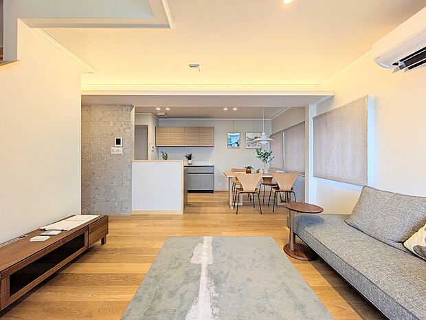 【ダイニングキッチン】ナチュラルな自然光の中での調理。お洒落な食器類を余裕で収納できるスペース。動きやすい女性目線のキッチン動線。これからはお料理をつくる時間が劇的に変わります。