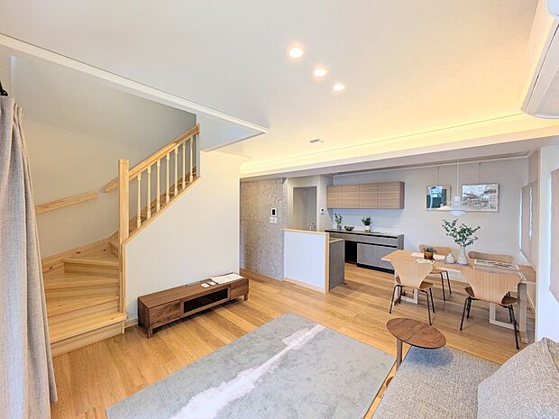 【ダイニング】家族の様子が見えやすいダイニングスペース