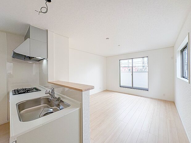 1号棟【LDK16.7帖+ワイドバルコニー】光が溢れ、風も溢れ、居心地のよい住空間、自然体で過ごせる住空間にリビングを。それは住むというシンプルなカタチをどこまでも追求してきた結果です。新築…