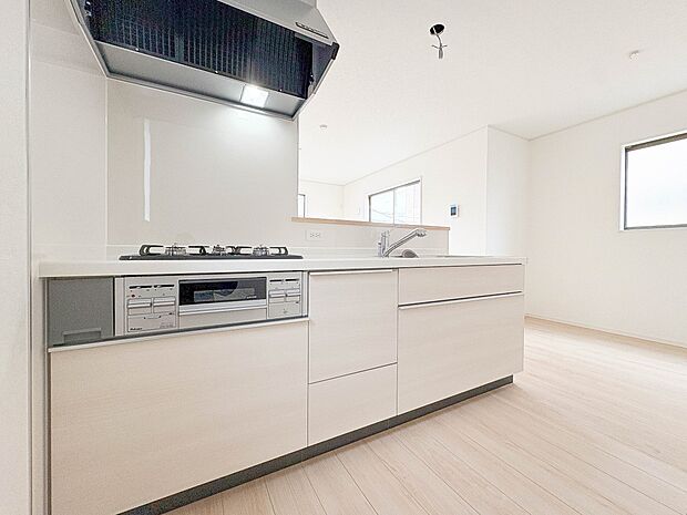 1号棟【キッチン】カウンターキッチンは広くて収納力もあるので、快適に料理をすることができます。食器や炊事用具を手の届くところに配置しやすいため調理もスピーディーですよ。