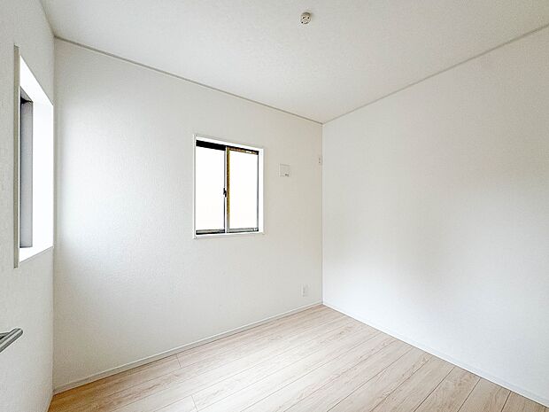 1号棟【子供部屋】お子様のお部屋にぴったりなクロークを備えたフローリング仕様の洋室です。