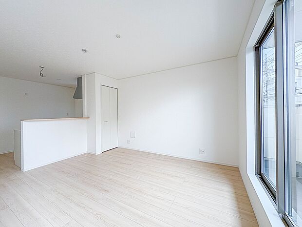 1号棟【LDK16.7帖＋ワイドバルコニー】ここにはみんなが集い、食事と楽しい会話が始まる。話に夢中になりすぎて、ついつい時を忘れ夜半過ぎになってしまう。そんな束の間の幸せを感じさせてくれる…