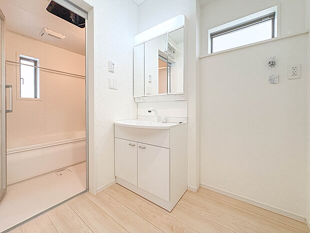 1号棟【脱衣所】洗面所は小さなプライベートスペース。歯磨き、洗顔と毎日施す個人空間。