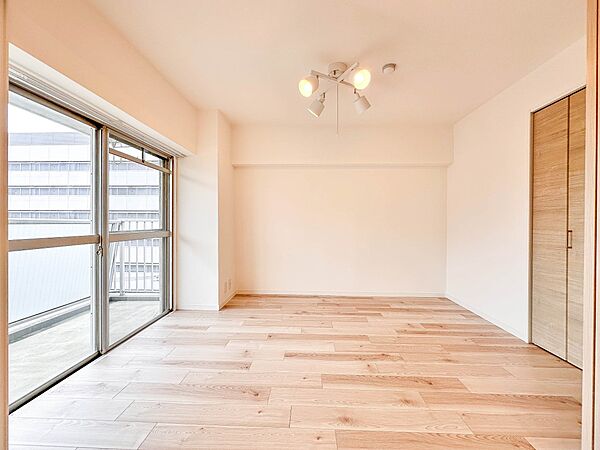 【子供部屋】たっぷりの収納も配備、片付いた空間。陽光も明るく開放的な空間が魅力的