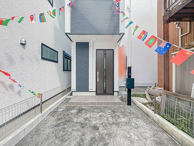 【玄関】家の顔となる玄関は、高いデザイン性が求められます。高級感と断熱性、防犯性に優れた玄関ドアを標準装備。ピッキング対策のセキュリティサムターン等、防犯に考慮しました。