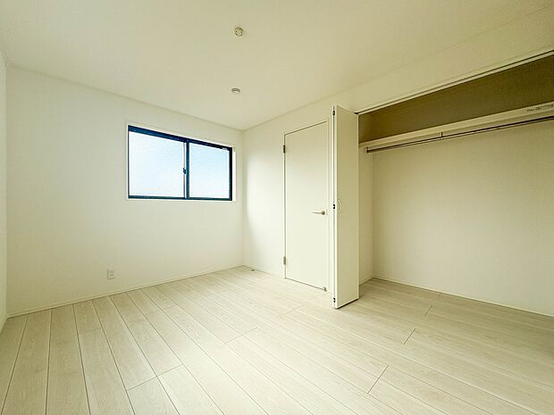 【子供部屋6.13帖】お子様のお部屋にぴったりなクロークを備えたフローリング仕様の洋室です。