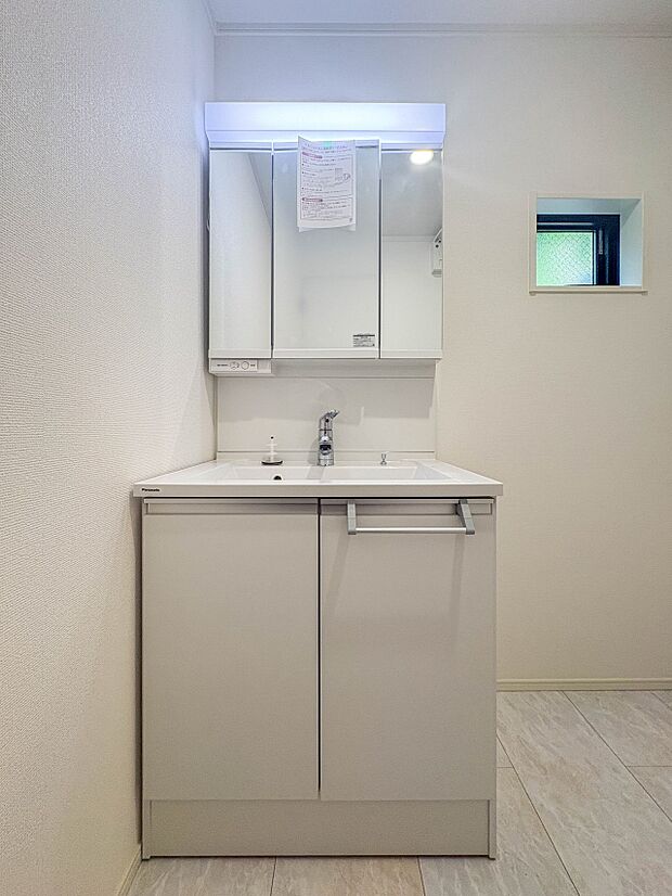 【洗面台】 十分な大きさの洗面台は、身だしなみチェックや歯磨きなど、朝の慌ただしい時間でもホテルライクなスペースで余裕とゆとりを感じて頂けます。