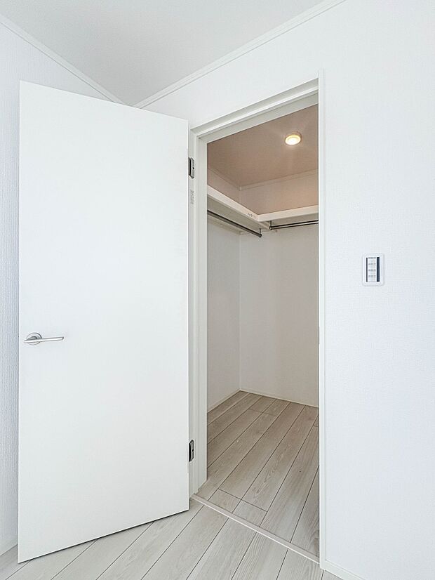 【WIC】WICのメリットの1つ目は、1箇所にまとめて収納が出来ること。2つ目は、衣替えが必要ないこと。3つ目は、扉が少なくなり室内がスッキリ見えること。