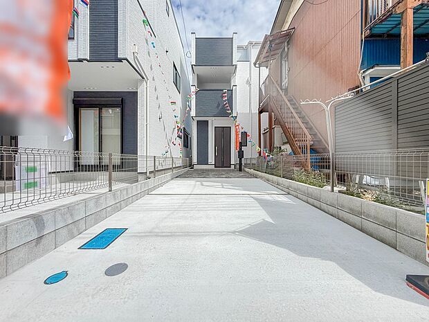 【駐車場】毎日の生活にマイカーが必須という方は、購入を検討する際、駐車場があることは大事な条件です。毎日の通勤や家族の送迎、買い物やお出かけなどクルマのある暮らしを満喫したい方は要チェック。…