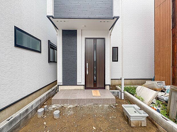 【玄関】家の顔となる玄関は、高いデザイン性が求められます。高級感と断熱性、防犯性に優れた玄関ドアを標準装備。ピッキング対策のセキュリティサムターン等、防犯に考慮しました。