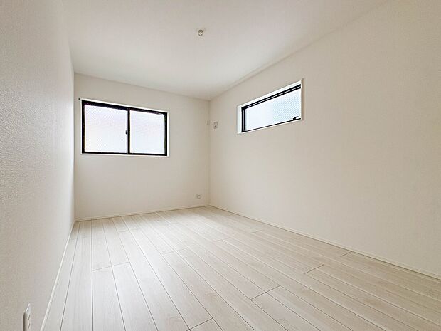 【子供部屋6.64帖】お子様のお部屋にぴったりなクロークを備えたフローリング仕様の洋室です。
