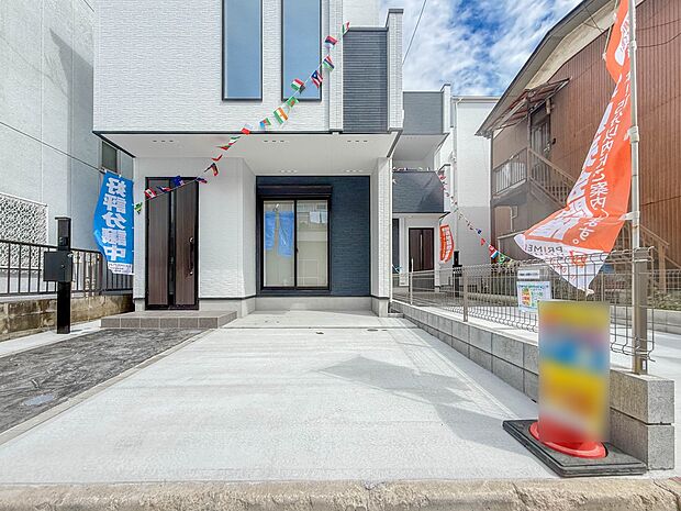【駐車場】日々の暮らしにマイカーが必要。そんな方は物件の購入条件に駐車場は必須です。通勤に、家族のお迎えに、お買物に、おでかけに、クルマライフを楽しみたい方に。