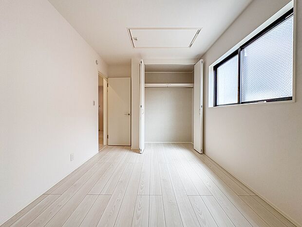 【洋室　納戸6.39帖】充実した生活は伸びやかな居室空間から始まります。快適に・伸びやかに。心の潤いを求める方々へ。