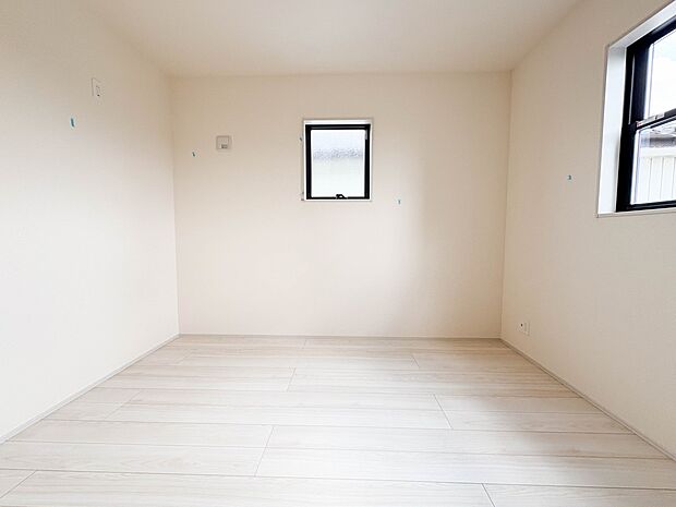 【子供部屋5.2帖】お子様のお部屋にぴったりなクロークを備えたフローリング仕様の洋室です。