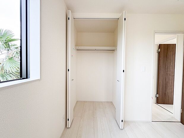 【5.2帖居室の収納】各部屋を最大限に広く使って頂ける様、全居住スペースに収納付。プライベートルームはゆったりと快適に。