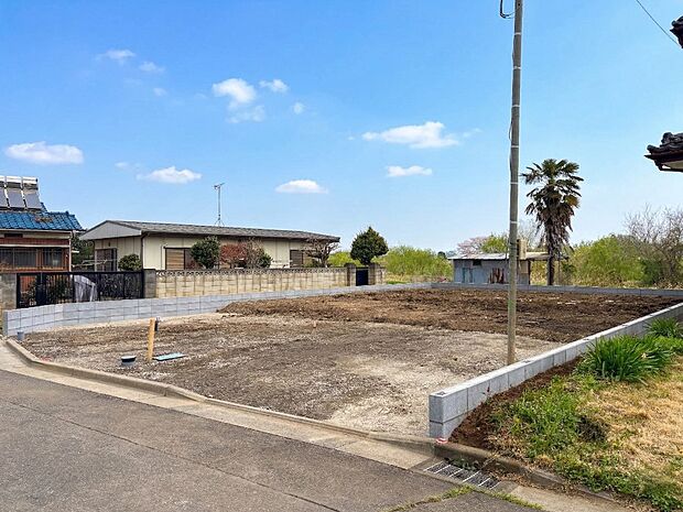 【前面道路5ｍ】家の前をまっすぐの通りが走っている。クルマは少なく、人々は毎朝、ウォーキング、ジョギング、犬の散歩など、フリーな朝時間を過ごしている。